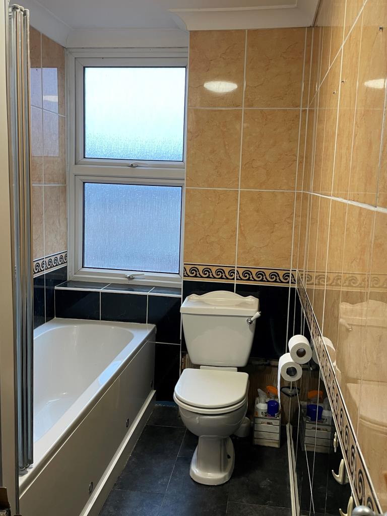 Lot: 67 - TOWN CENTRE DOUBLE FRONTED HOUSE -
